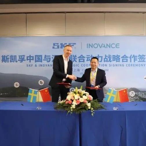 斯凯孚中国区副总裁David LH Johansson（左）  与苏州优发国际联合动力系统有限公司总经理李俊田（右）代表双方签约
